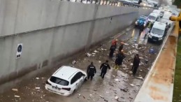 Antalya’yı sel bastı! Suyun 2,5 metre yüksekliğe ulaştığı alt geçitte felaketin izleri…