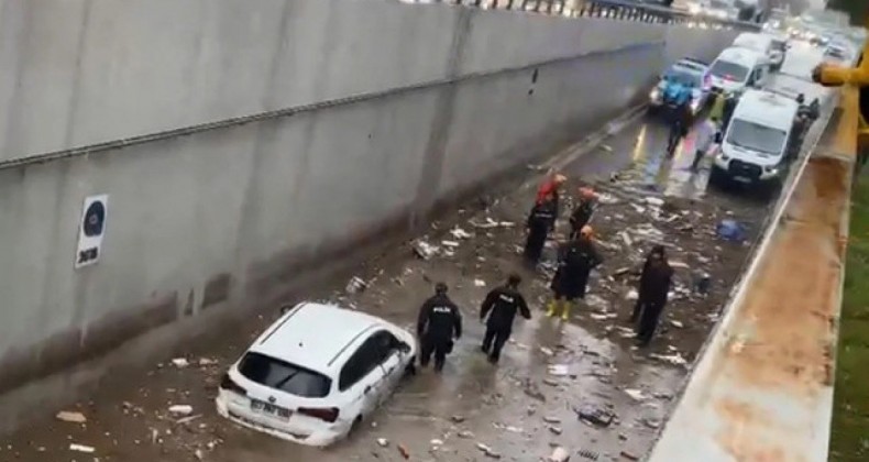 Antalya’yı sel bastı! Suyun 2,5 metre yüksekliğe ulaştığı alt geçitte felaketin izleri…